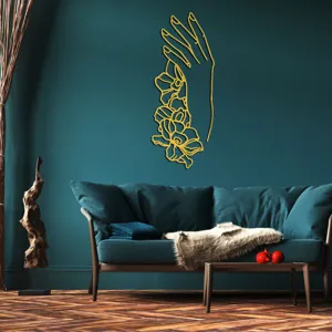 Détail d'adhésif mural main art linéaire doré, élégant décor miroir acrylique 3D salon.