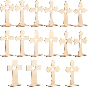 Detailansicht unfertiger Holzkreuze mit Ständern, natürliche Holzstruktur für die Deko.