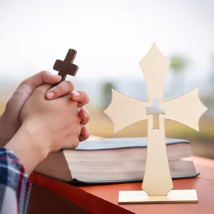 Holzkreuz Detailansicht mit Sockel, ideal fur spirituelle Tischdekoration zu Hause.