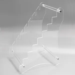 Transparenter Acryl Messerdisplay Ständer Detail zeigt die Stufen und Edelstahlschrauben.