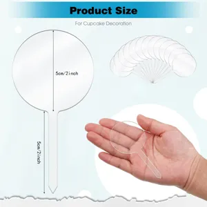 Vista detallada del adorno de tarta acrílico transparente con dimensiones, varilla y mano.