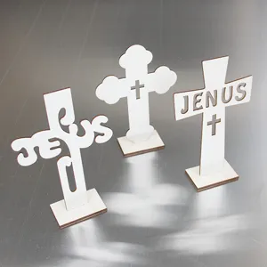 Holz Kreuz Dekoration mit Sockel, weiße DIY Tischdeko, christliche religiöse Handwerkskunst.