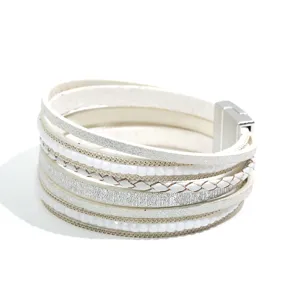 Primo piano dettagliato del bracciale multistrato in pelle PU bianca che mostra la chiusura e la trama.