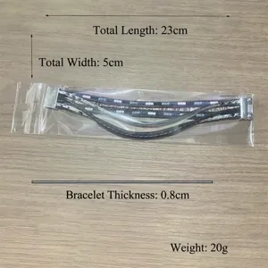 Vista dettagliata di un bracciale in pelle intrecciata bohémien multistrato con chiusura.