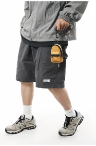 Primer plano del mini monedero mochila llavero, accesorio de estilo callejero moderno.
