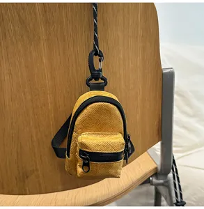 Mini mochila amarilla monedero colgante con cremallera negra y mosquetón para uso diario casual