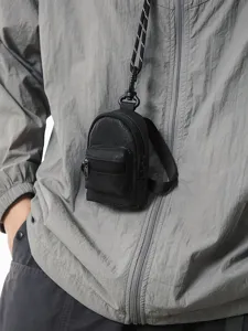 Mini mochila negra de cuello para monedas y tarjetas, bolso cruzado pequeño y moderno para uso.