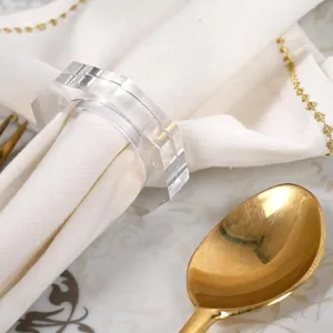 Nahaufnahme Detailansicht des klaren Acryl Serviettenrings mit weißer Stoffserviette.
