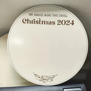 Detalle de placa redonda de madera para huella de bebé de Navidad, bonito recuerdo.