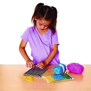 Vue detaillee metier a tisser en bois pour enfants avec fil colore pour loisirs creatifs DIY.