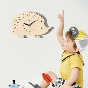 Nahaufnahme Detailansicht der Igel Holzwanduhr mit leisem Uhrwerk für Kinderzimmer Deko.