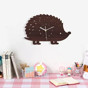 Hübsche Igel Wanduhr aus Holz für Kinderzimmer, leise Tier Hängeluhr als schöne Dekoration.