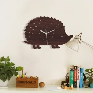 Holz Igel Wanduhr Detailansicht mit süßer Tierform, silbernen Zeigern und klarem Zifferblatt.