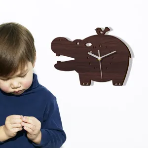 Hölzerne Cartoon Nilpferd Wanduhr Szene mit Wandbehang Dekor im Kinderzimmer Interieur.