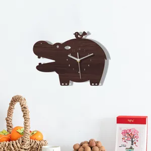 Holzuhr Nilpferd Wanduhr Detailansicht mit niedlichem Tierdesign und klarem Zifferblatt Dekoration.