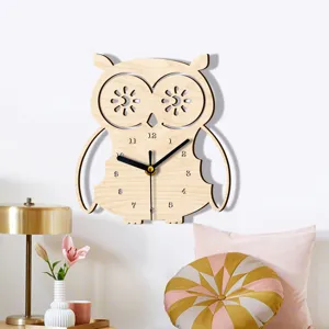 Holz Eule Wanduhr Detailansicht, kreative leise Kinderzimmer Dekoration, natur Holz Design.