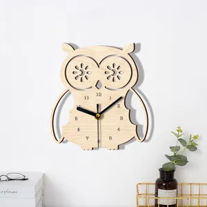 Holz Eule Wanduhr Detailansicht mit natürlicher Holzmaserung und klaren Ziffernblattzahlen.