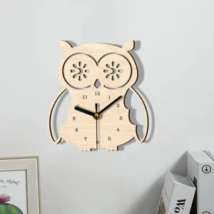 Hölzerne Eulen-Wanduhr für Kinderzimmer, süßes Cartoon-Design, leise Deko-Uhr für Zuhause.