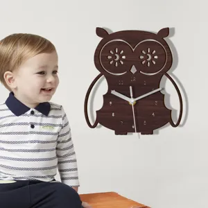 Holzuhr Eule Detailansicht mit leisem Uhrwerk und niedlichem Tierdesign fuer das Kinderzimmer.