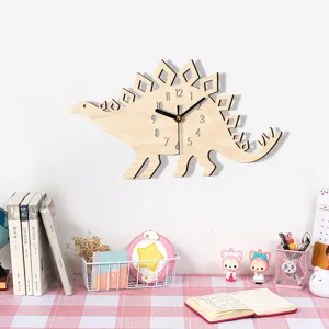 Detailansicht der holzernen Dinosaurier Wanduhr mit Design und leisem Uhrwerk fuer das Kinderzimmer.