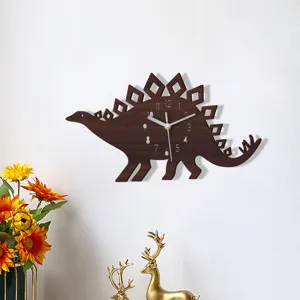Holz Dinosaurier Wanduhr Detailansicht, zeigt feine Holzstruktur und schöne Raumdekoration.