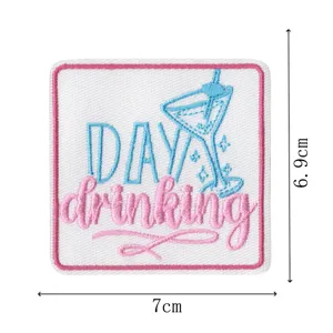 Toppa ricamata quadrata con bel motivo cocktail e bordo rosa, dimensioni di 7x6.9 cm.