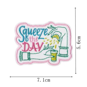 Simpatica toppa ricamata con testo Squeeze the DAY e design di limone per giacche e borse.