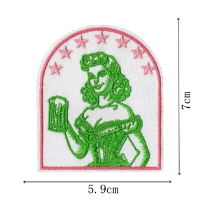 Toppa ricamata ragazza pin-up retrò, distintivo in tessuto verde per giacca e borsa.