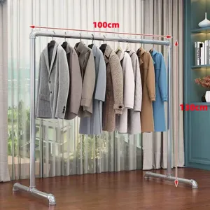 Detailansicht des Industrielle Rohr Kleiderstaenders mit stabiler Metallstruktur und Kleidern.