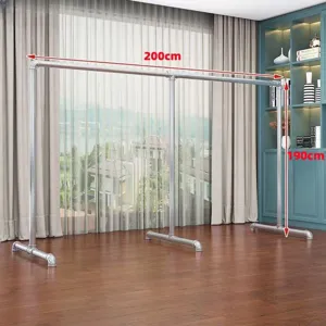 Industrieller Stahlrohr Kleiderständer Detail mit 200cm Breite und 190cm Höhe im Zimmer.