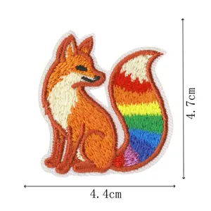 Simpatica Toppa Ricamata con Volpe Arcobaleno per vestiti, distintivo colorato.