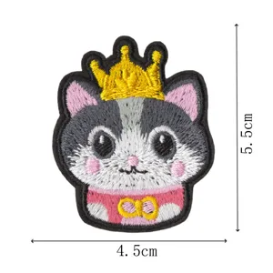 Joli patch brodé de chat mignon avec couronne dorée, idéal pour la décoration de vêtements.