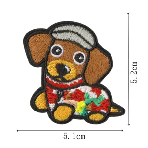 Detalle del parche bordado de perrito con diseño colorido y dimensiones precisas y claras.