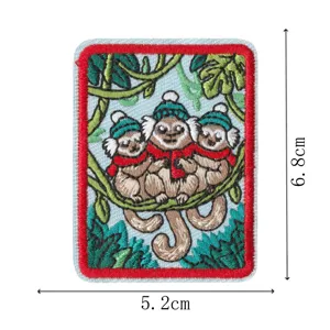 Nahaufnahme des niedlichen Affen-Stickaufnähers mit Wintermütze im Dschungel-Design.