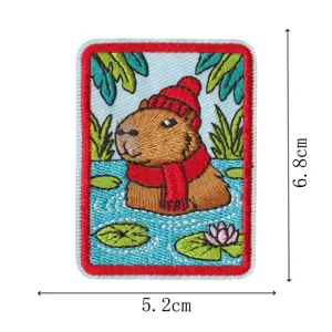 Süßes Kapybaras Bestickter Aufnäher mit Mütze Schal, quadratischer Stoffabzeichen für Rucksack.