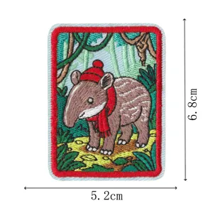 Detailaufnahme des niedlichen waldtier bestickten Aufnähers mit rotem Rand und präzisen Maßen.