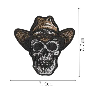 Gros plan détaillé du patch brodé tête de mort cowboy montrant les coutures et dimensions.