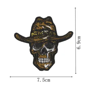 Vue détaillée du patch brodé tête de mort cowboy avec une texture claire et des dimensions.
