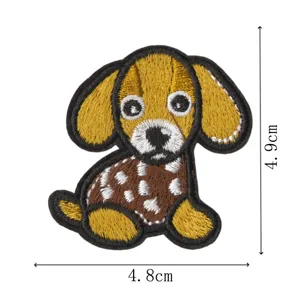 Detalle del parche bordado de perrito de dibujos animados lindo con costuras limpias y medidas.