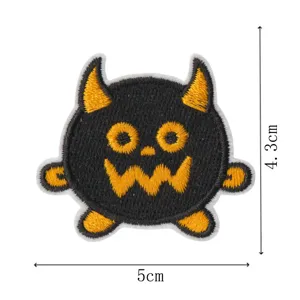 Dettaglio toppa ricamata zucca fantasma nera di Halloween, badge termoadesivo per vestiti.