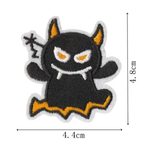 Dettaglio in primo piano di una toppa ricamata a fantasma nero con corna gialle per Halloween.