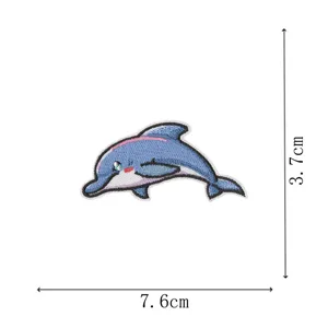 Süßer Cartoon-Dolphin-Stickaufnäher, ideal für Kleiderreparatur und dekorative DIY-Bügelprojekte.