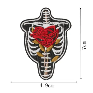 Patch brodé squelette style punk et rose rouge, accessoire de vêtement de motard gothique.