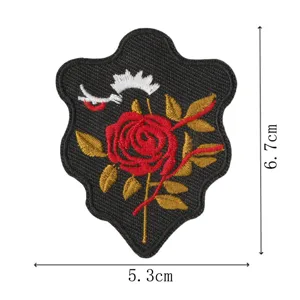 Patch brodé style punk moto avec rose rouge et squelette, dimensions 6.7x5.3cm pour vêtements.