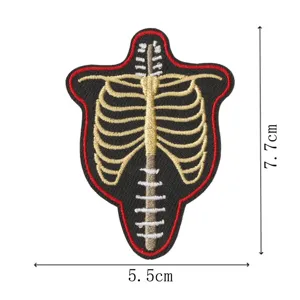 Gros plan détaillé du patch brodé squelette style punk avec les dimensions précises.