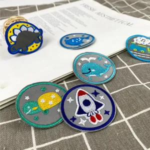 Lindo conjunto de parches bordados de dibujos animados, insignias termoadhesivas de dinosaurio.