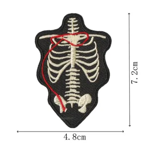 Patch brodé de squelette de style punk avec détail de fil rouge, accessoire de vêtement, 7.2x4.8cm