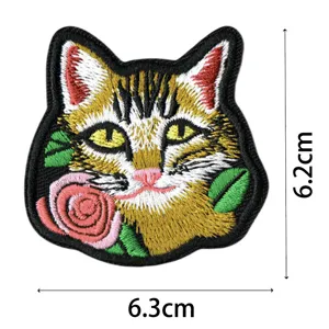 Joli patch brodé de chat avec rose, badge en tissu de style punk pour vêtements et chapeaux.