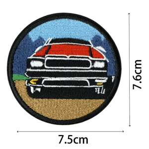 Vue détaillée du patch brodé motif voiture de muscle, badge rond pour vêtement.