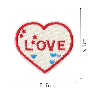 Süßer herzförmiger gestickter Aufnäher DIY Stoffapplikation für Kleidung Taschen 5.7cm